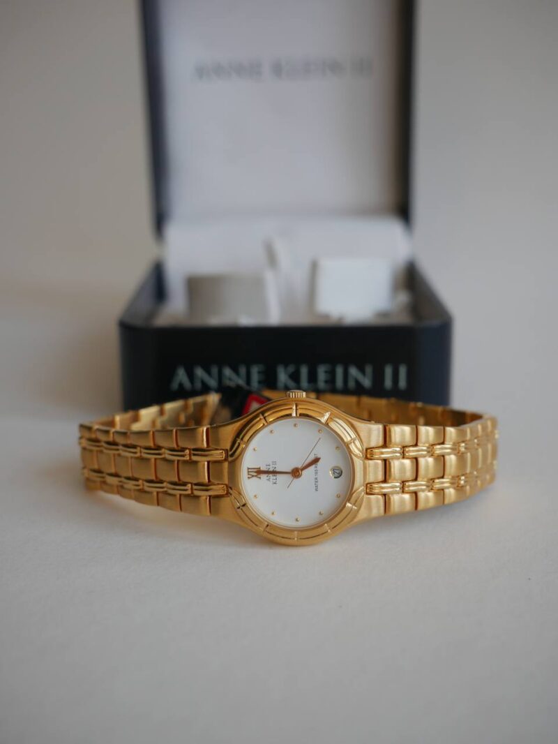 Новий годинник Anne Klein